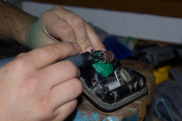 Réparer une poignée de fourgon avec des bouchons recyclés