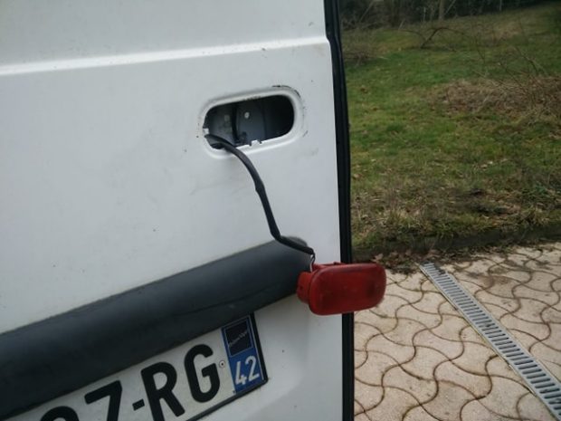 Démontage feu stop porte arrière Renault master