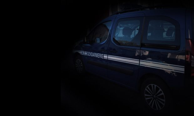 Voiture de gendarme la nuit