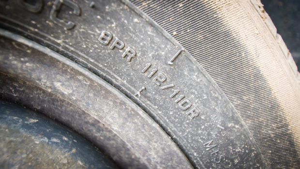 Inscription des dimensions du pneu sur le flanc 